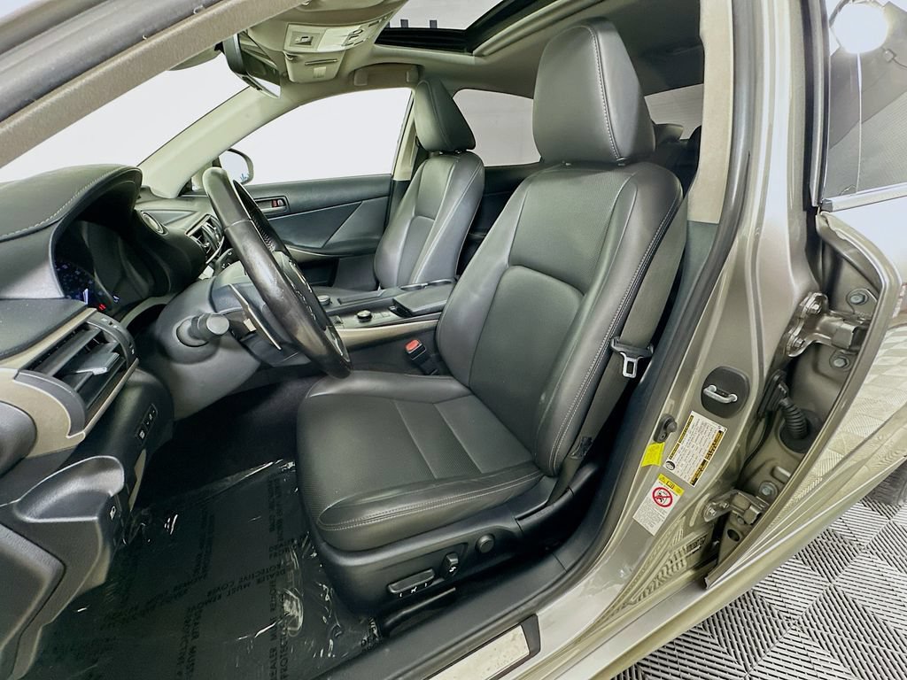 Used 2017 Lexus IS 200t RWD image 23