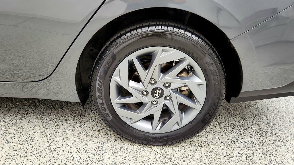 Used 2024 Hyundai Elantra SEL FWD image 9