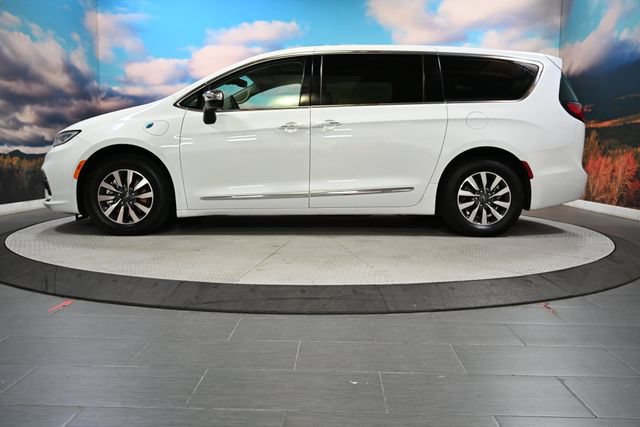 Used 2023 Chrysler Pacifica Limited FWD image 4