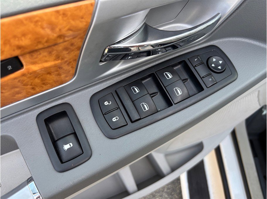 Used 2010 Chrysler Town & Country Limited image 20