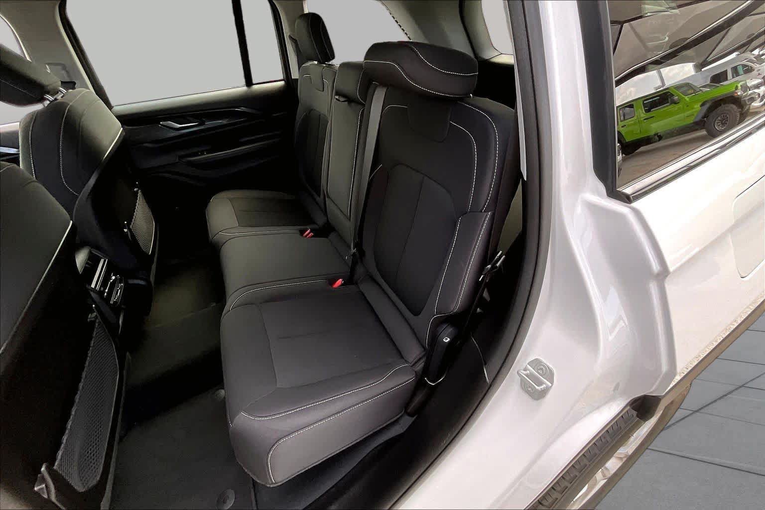 Certified 2023 Jeep Grand Cherokee Laredo AWD/4WD image 19
