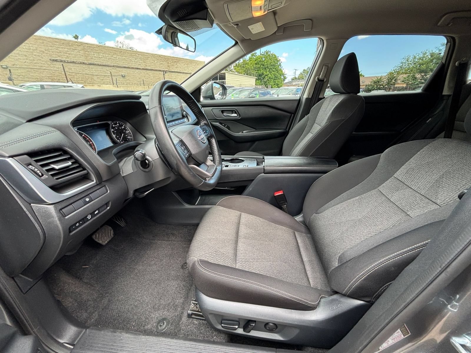 Used 2025 Nissan Rogue SV FWD image 29