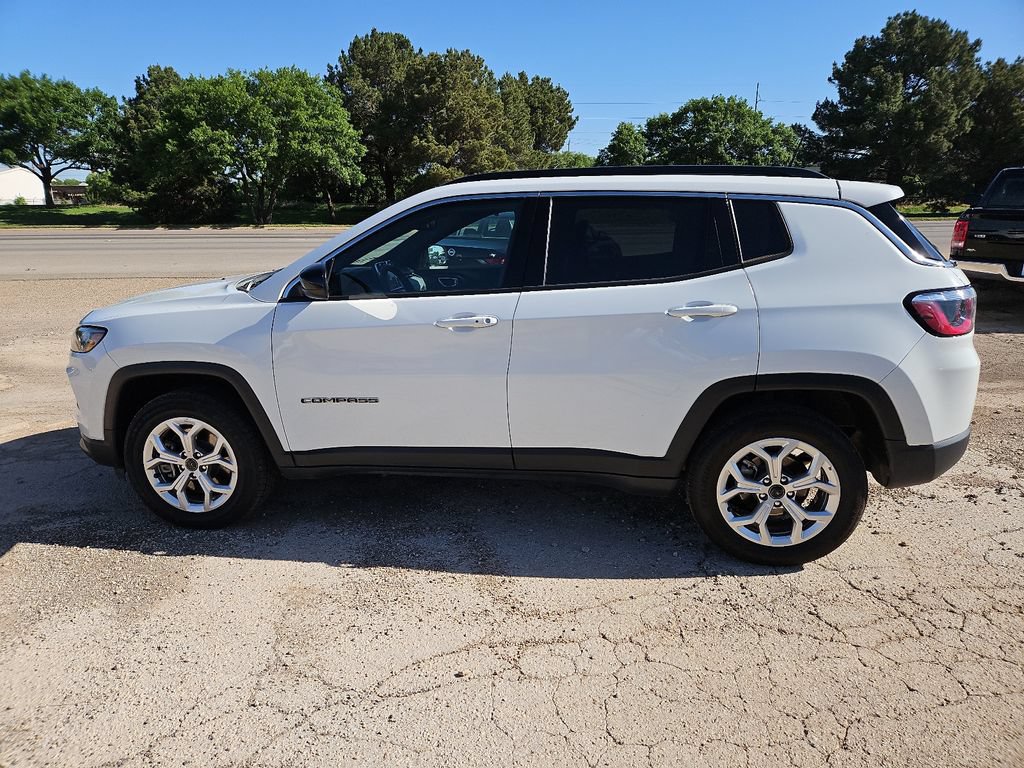 Used 2025 Jeep Compass Latitude AWD/4WD image 6