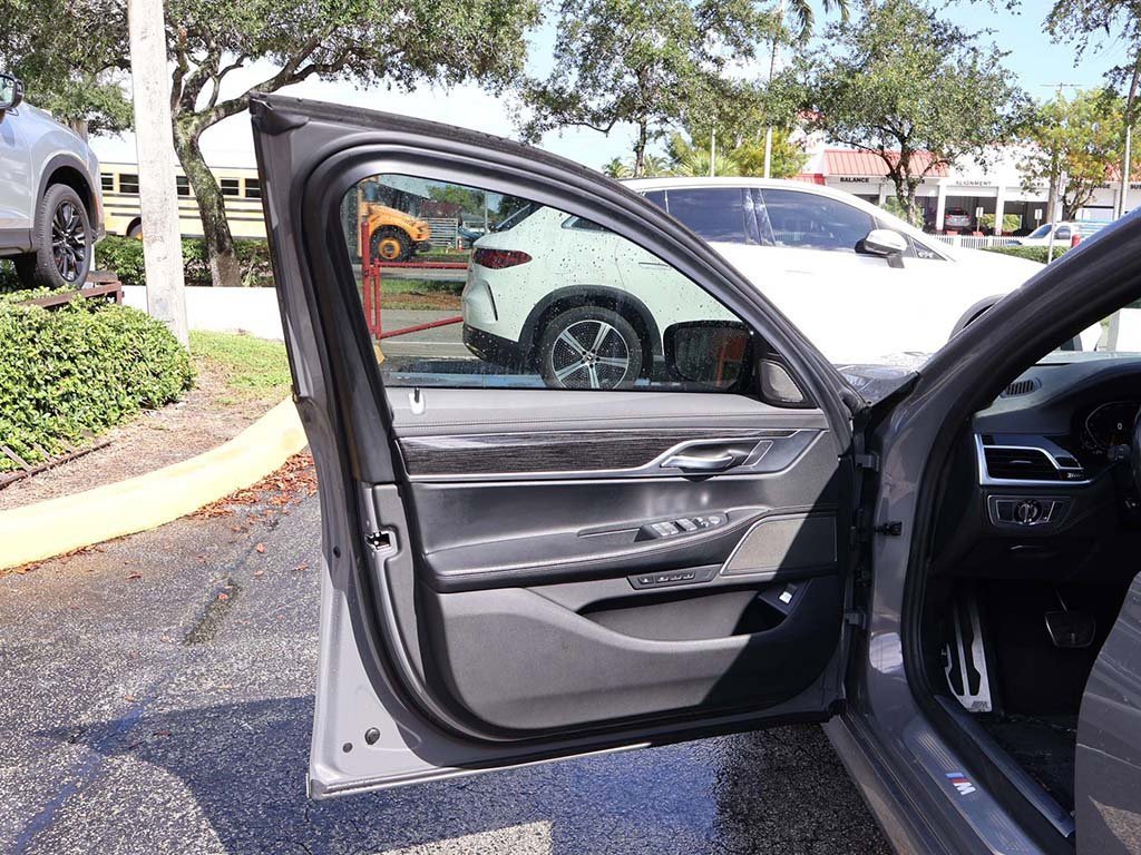 Used 2022 BMW 740i w/ M Sport Package image 25