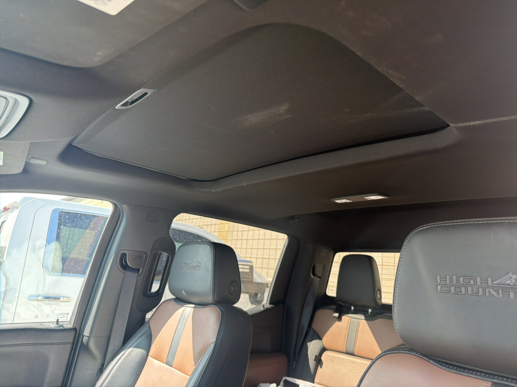 Used 2021 Chevrolet Silverado 1500 High Country w/ Technology Package AWD/4WD image 8
