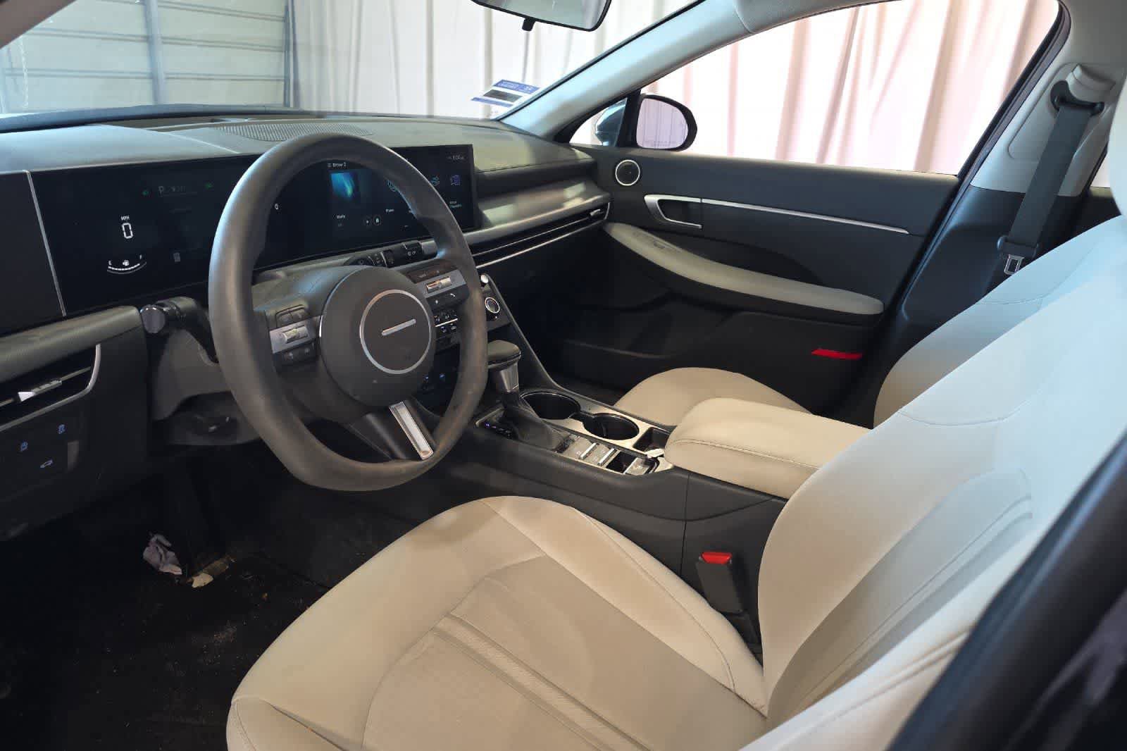 Used 2025 Hyundai Sonata SE FWD image 14
