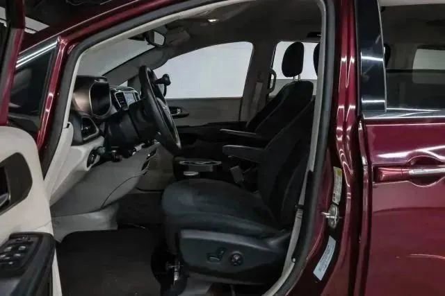 Used 2018 Chrysler Pacifica Touring Plus w/ Tire & Wheel Group FWD image 4