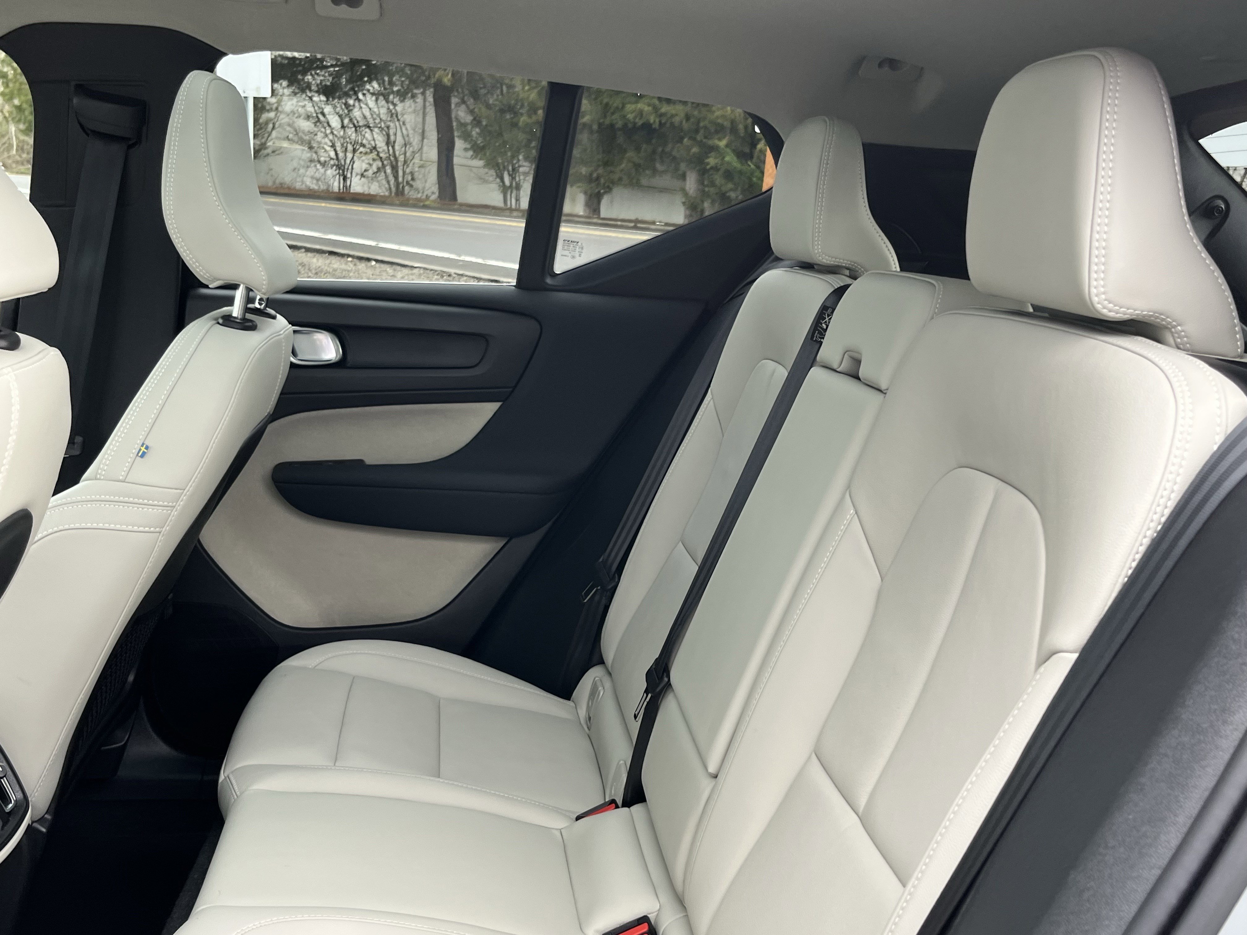 Used 2024 Volvo XC40 B5 Plus image 14