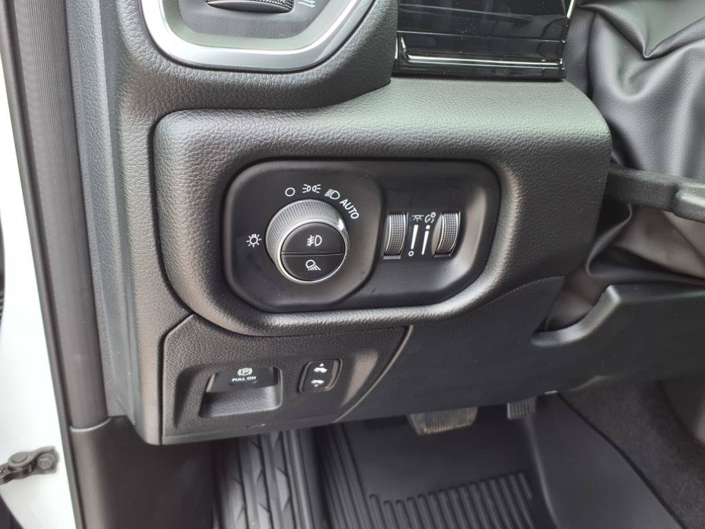 Used 2025 RAM 1500 Laramie AWD/4WD image 9