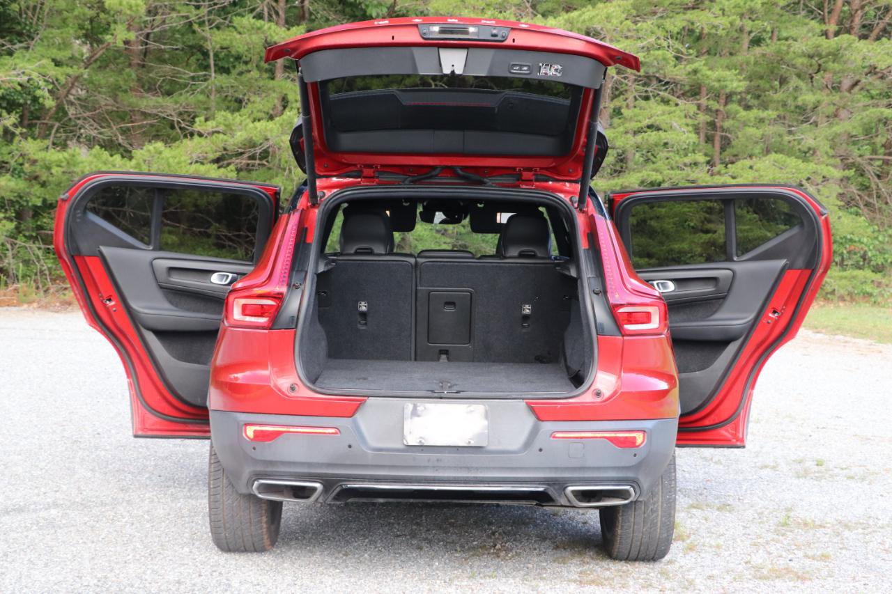 Used 2019 Volvo XC40 T4 R-Design FWD image 5
