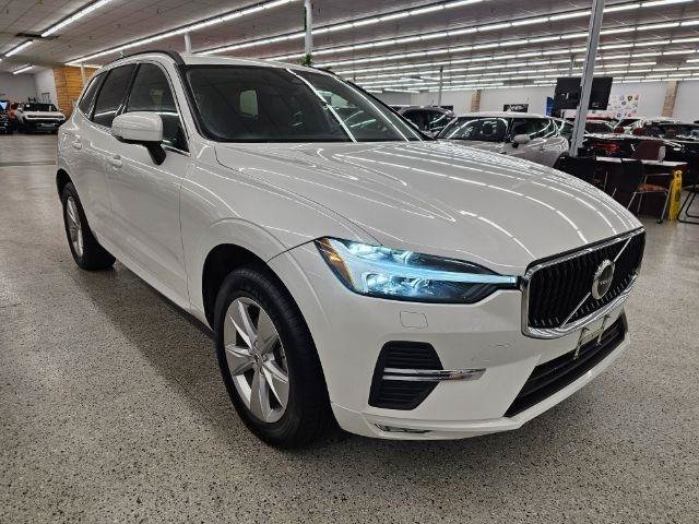 Used 2022 Volvo XC60 B5 Momentum w/ Climate Package AWD/4WD image 3