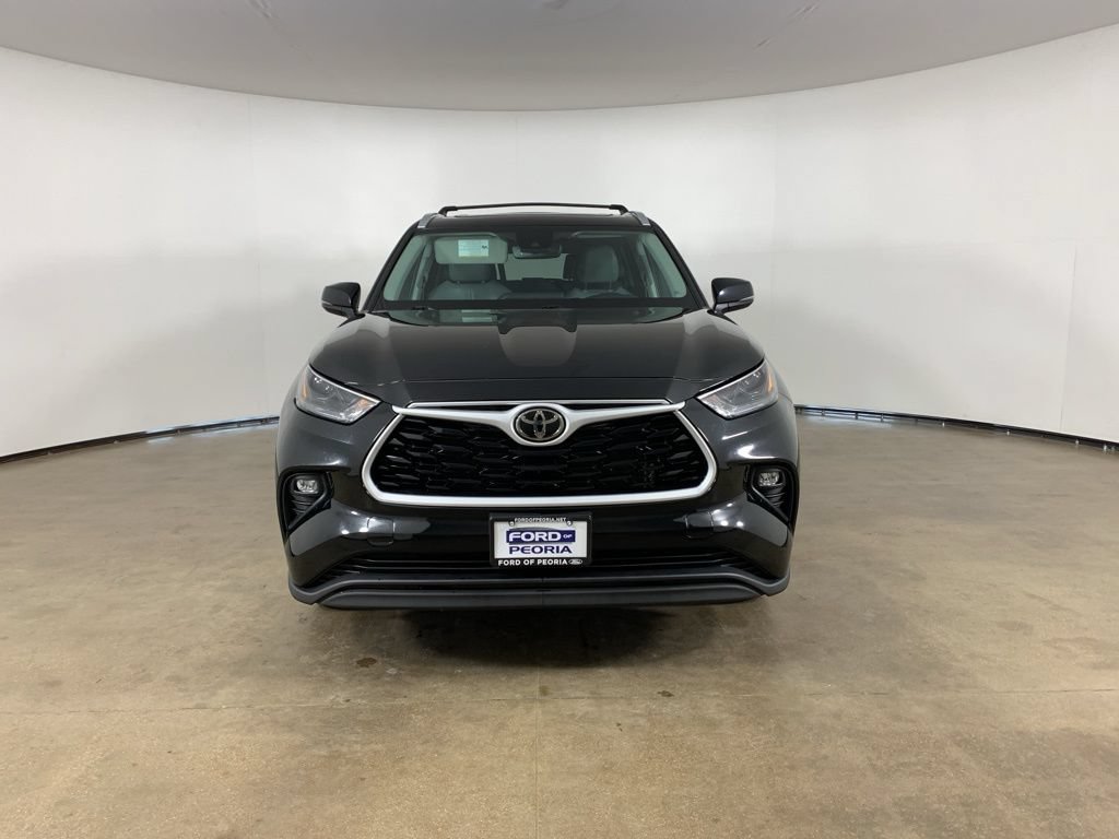 Used 2023 Toyota Highlander XLE AWD/4WD image 3