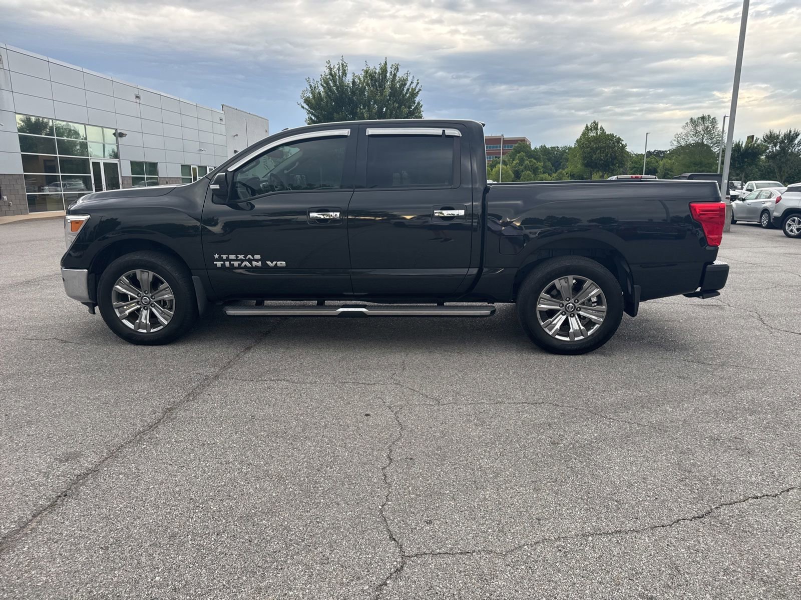 Used 2018 Nissan Titan SV w/ SV Convenience Package AWD/4WD image 8