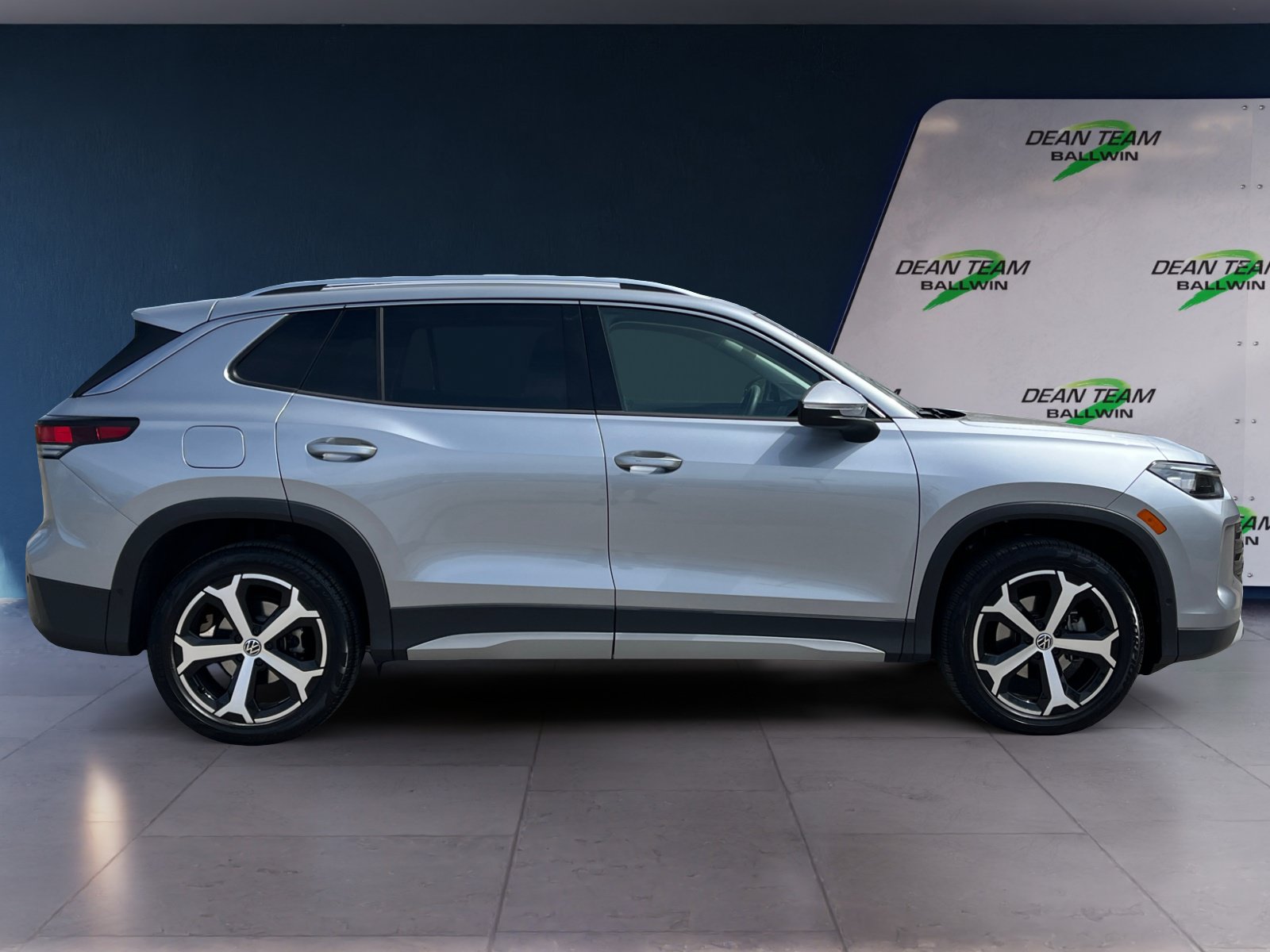 Certified 2025 Volkswagen Tiguan SE FWD image 9
