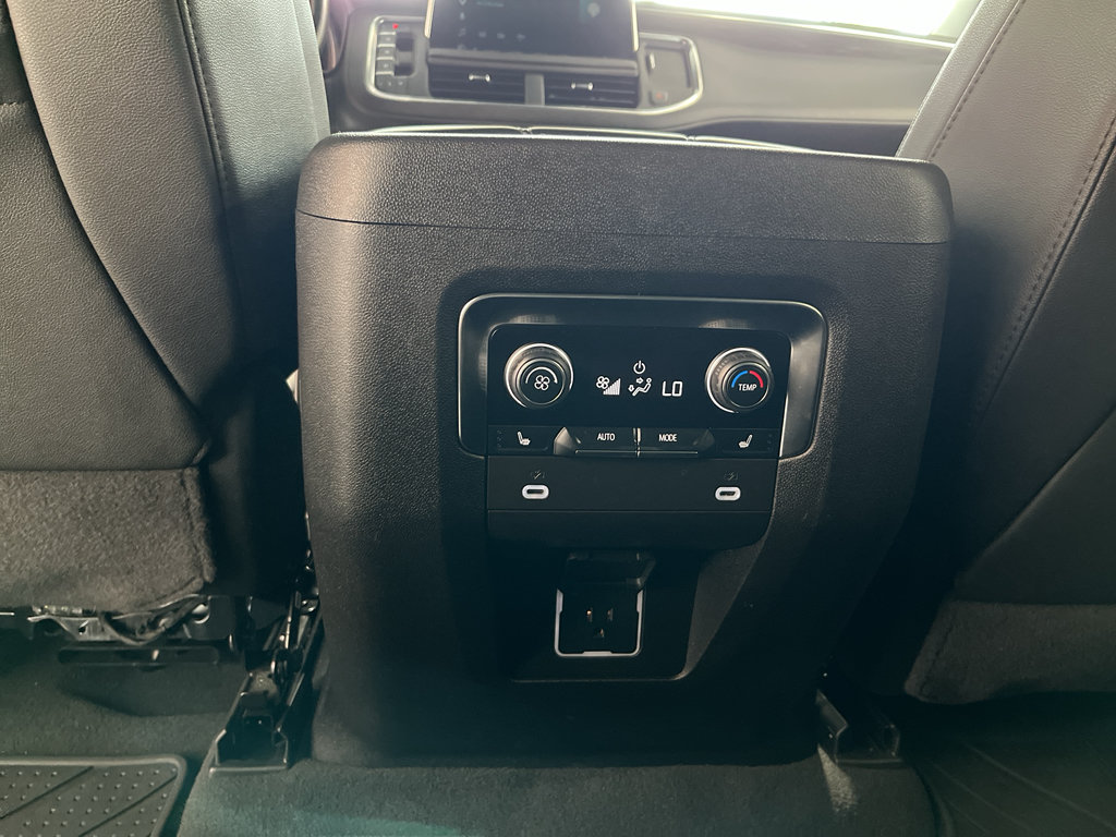 Used 2024 Chevrolet Suburban LT w/ Luxury Package RWD image 17