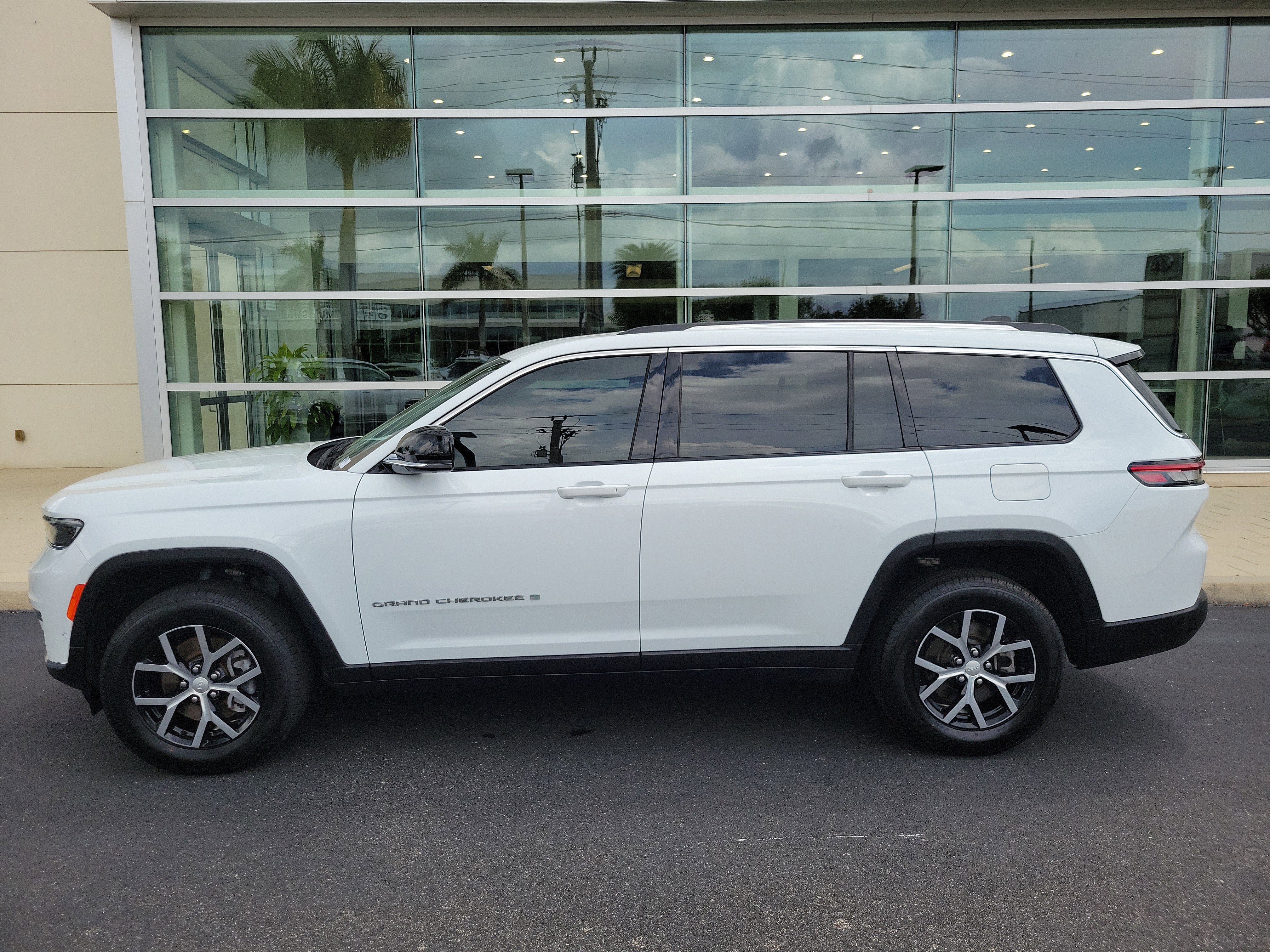 Used 2023 Jeep Grand Cherokee L Limited w/ Luxury Tech Group II AWD/4WD image 7