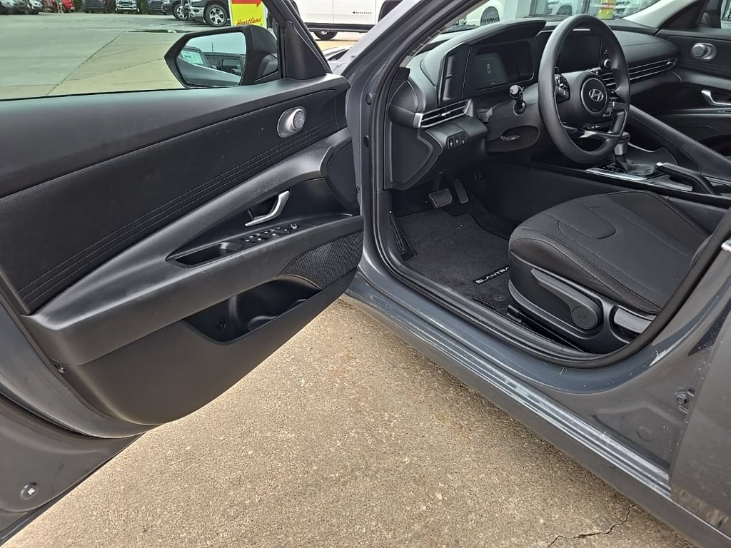 Used 2025 Hyundai Elantra SE FWD image 28