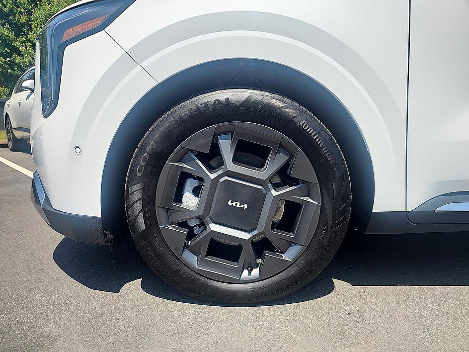 Used 2025 Kia Carnival SX FWD image 9