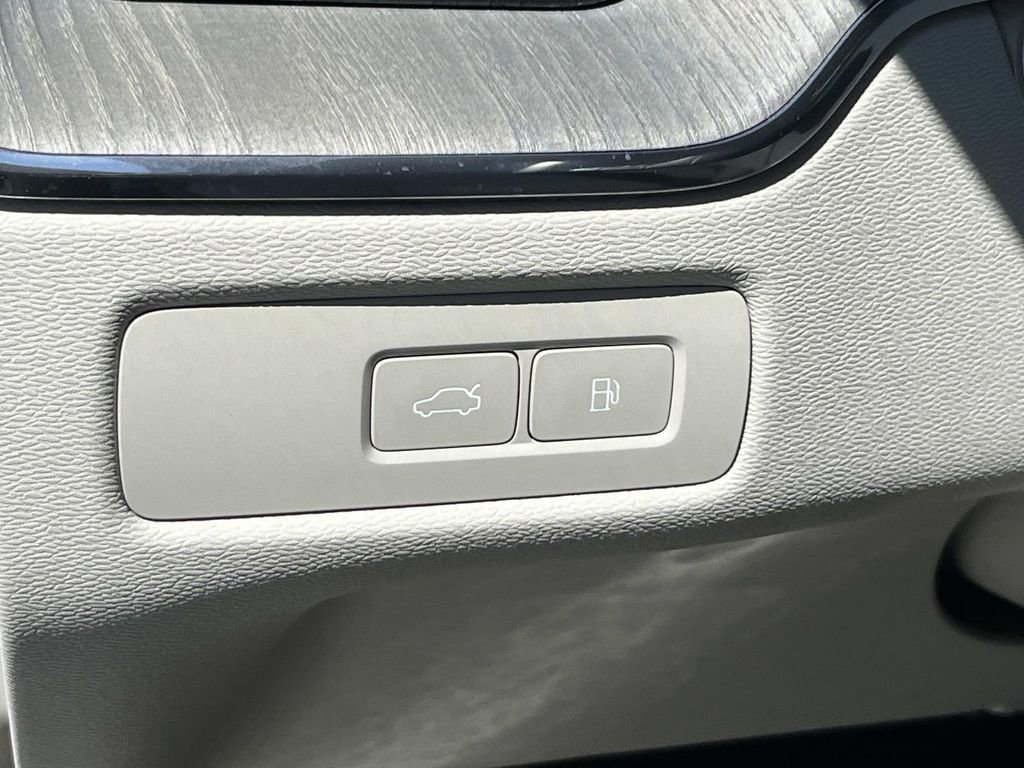 Certified 2025 Volvo XC60 T8 Plus w/ Protection Package Premier image 27