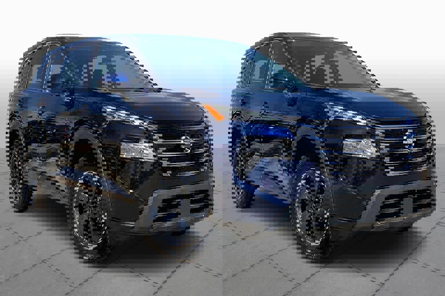 Used 2024 Nissan Rogue SV image 3