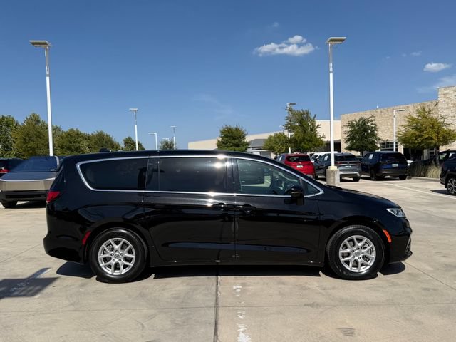 Used 2024 Chrysler Pacifica Touring-L FWD image 4