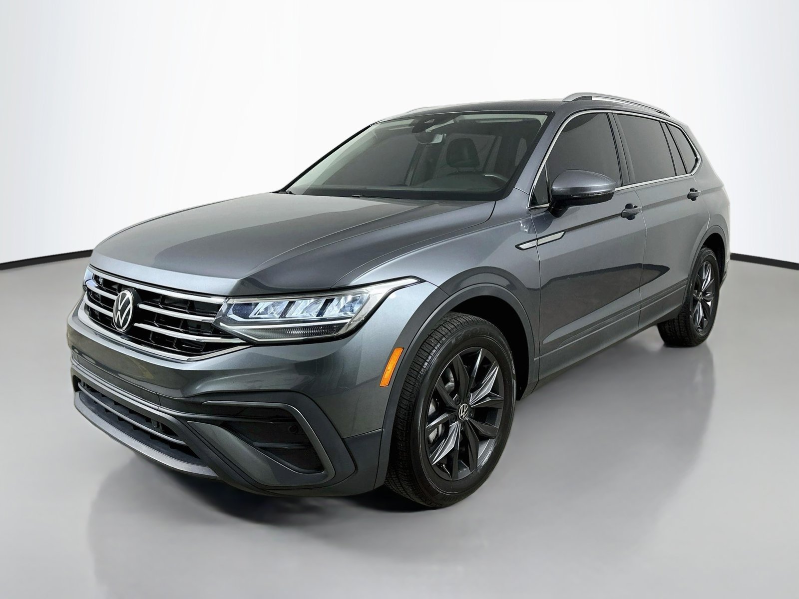 Used 2023 Volkswagen Tiguan SE w/ Panoramic Sunroof Package