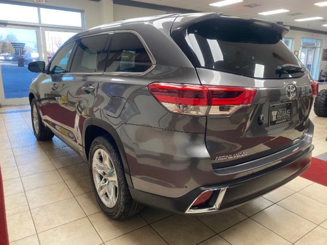 Used 2019 Toyota Highlander Limited FWD image 3