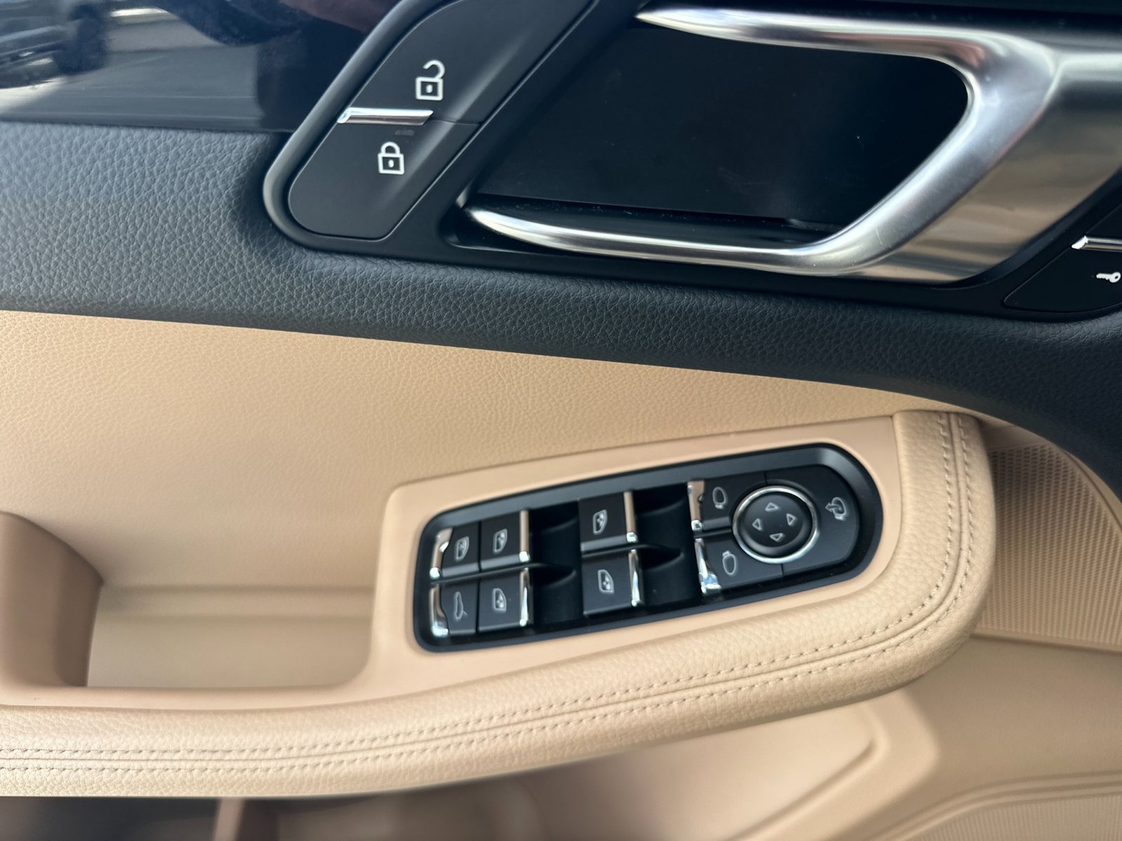 Certified 2026 Porsche Macan AWD/4WD image 28