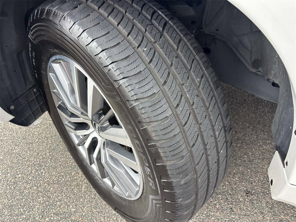 Used 2024 Nissan Armada SL w/ Captain's Chairs Package image 9