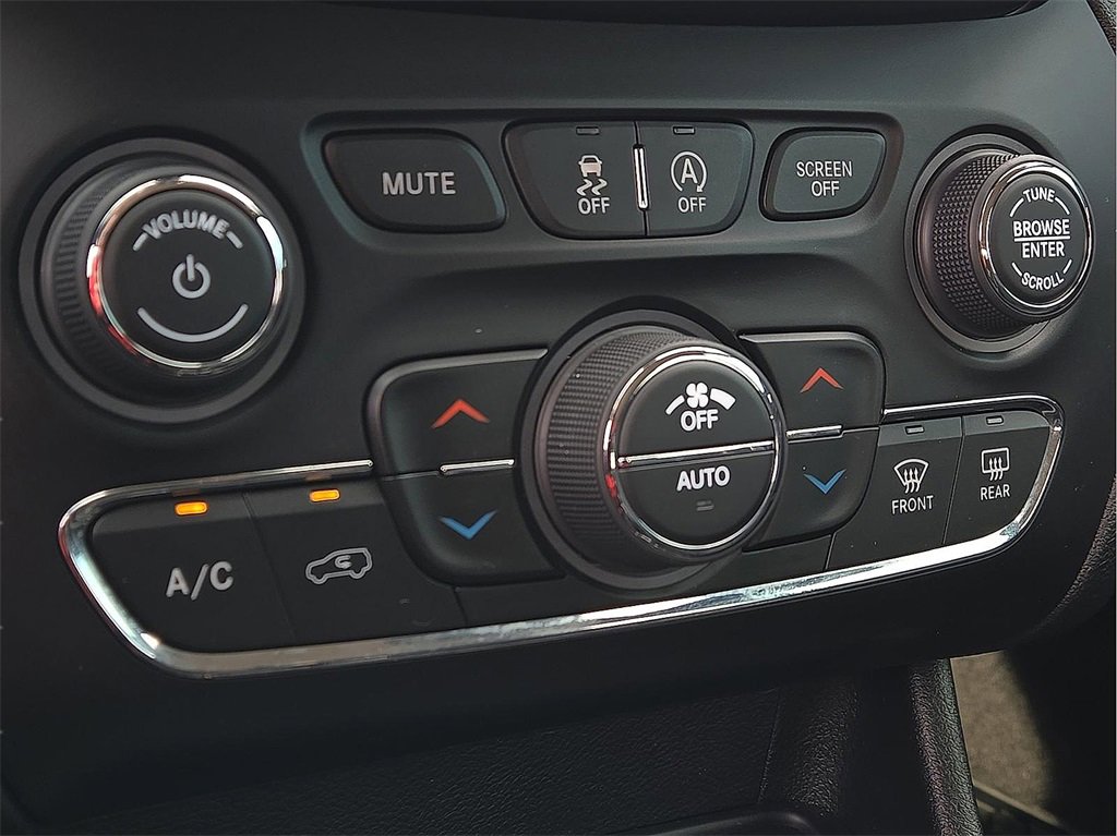 Used 2021 Jeep Cherokee Trailhawk image 16