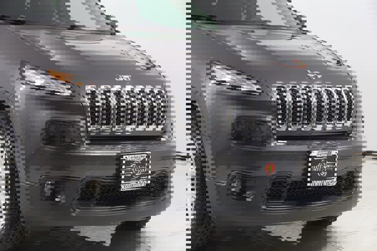 Used 2018 Jeep Cherokee Latitude Plus w/ Cold Weather Group FWD image 35