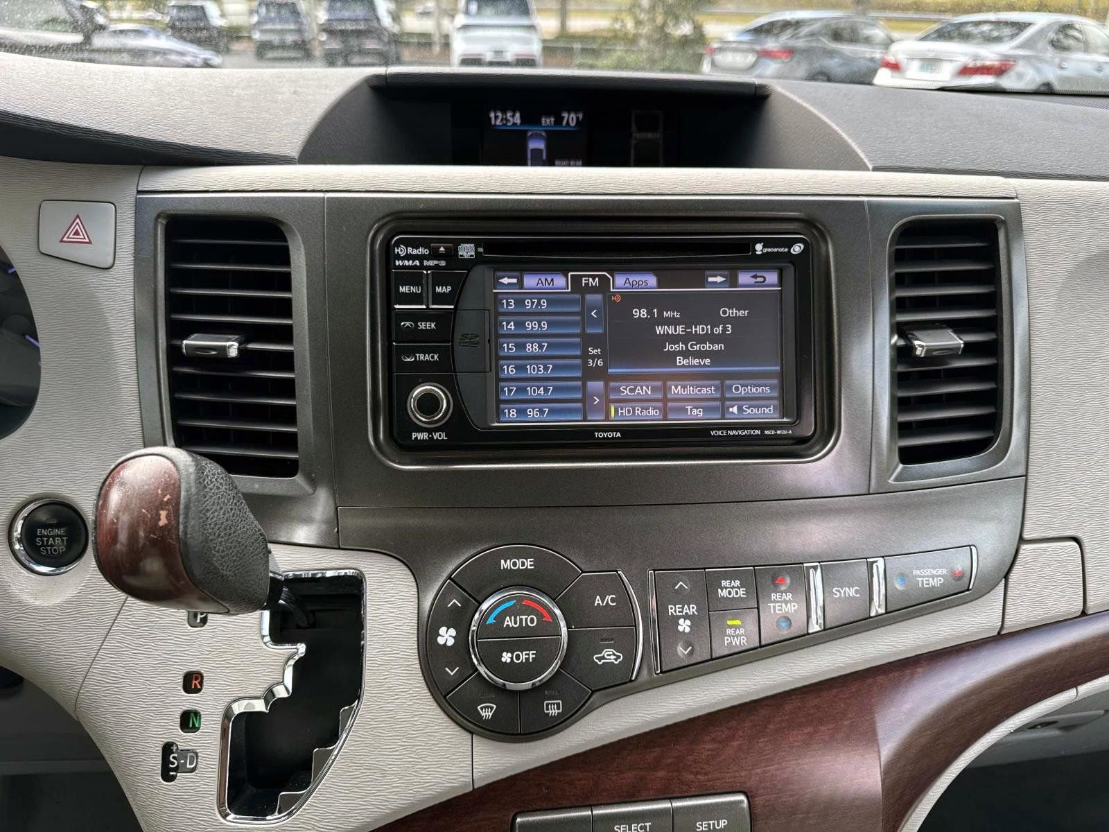 Used 2014 Toyota Sienna XLE image 27