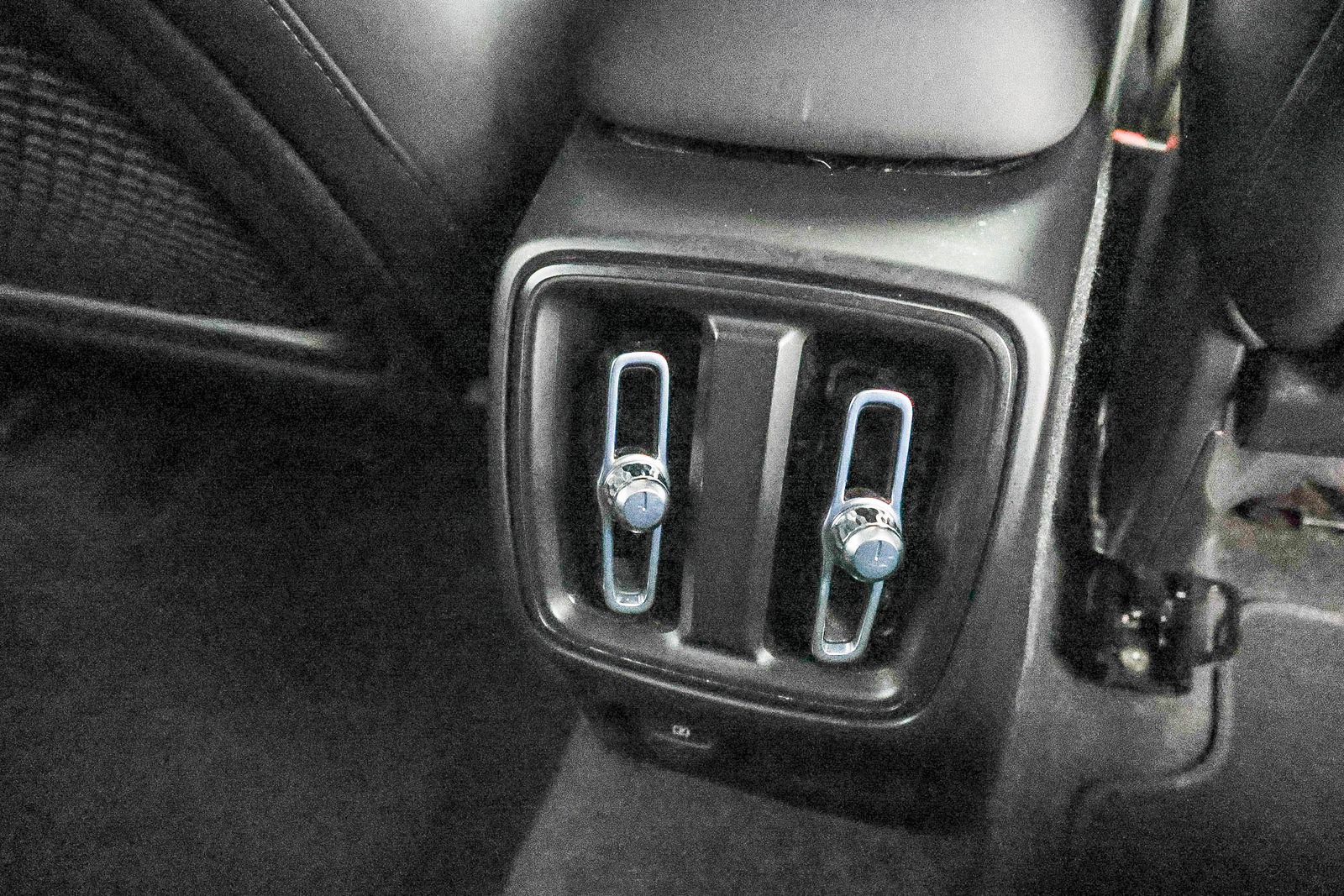 Used 2023 Volvo XC40 Recharge Plus image 23