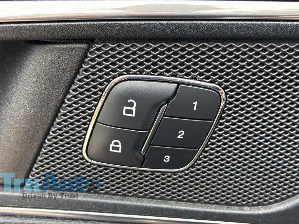 Used 2018 Ford Edge Titanium w/ Equipment Group 301A FWD image 22
