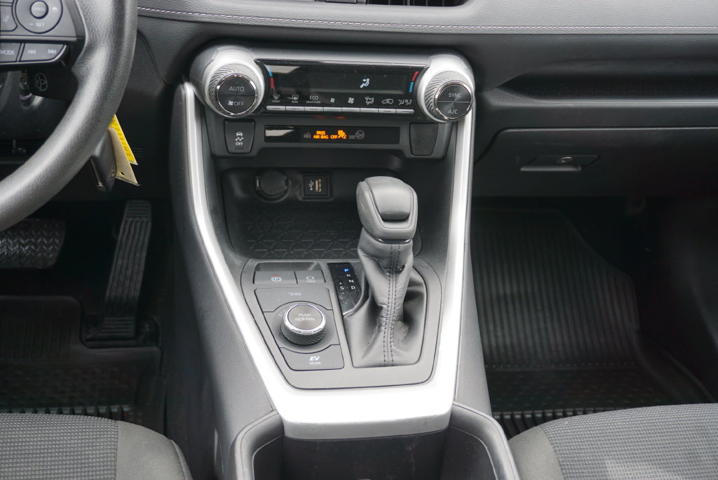 Used 2024 Toyota RAV4 LE AWD/4WD image 15