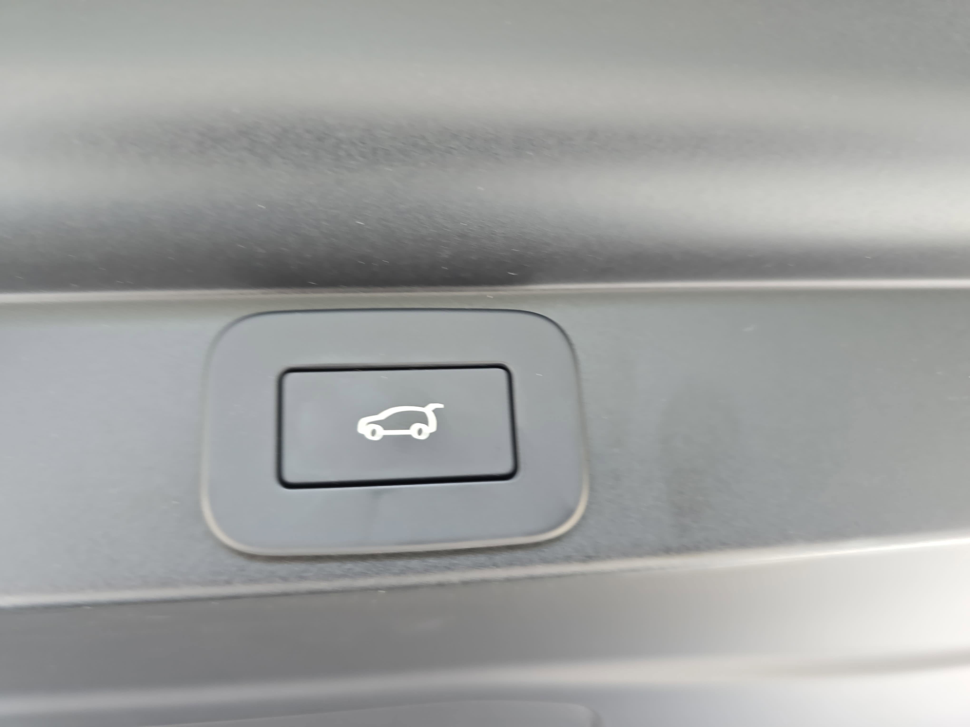 Certified 2026 Land Rover Range Rover Long Wheelbase SE image 13