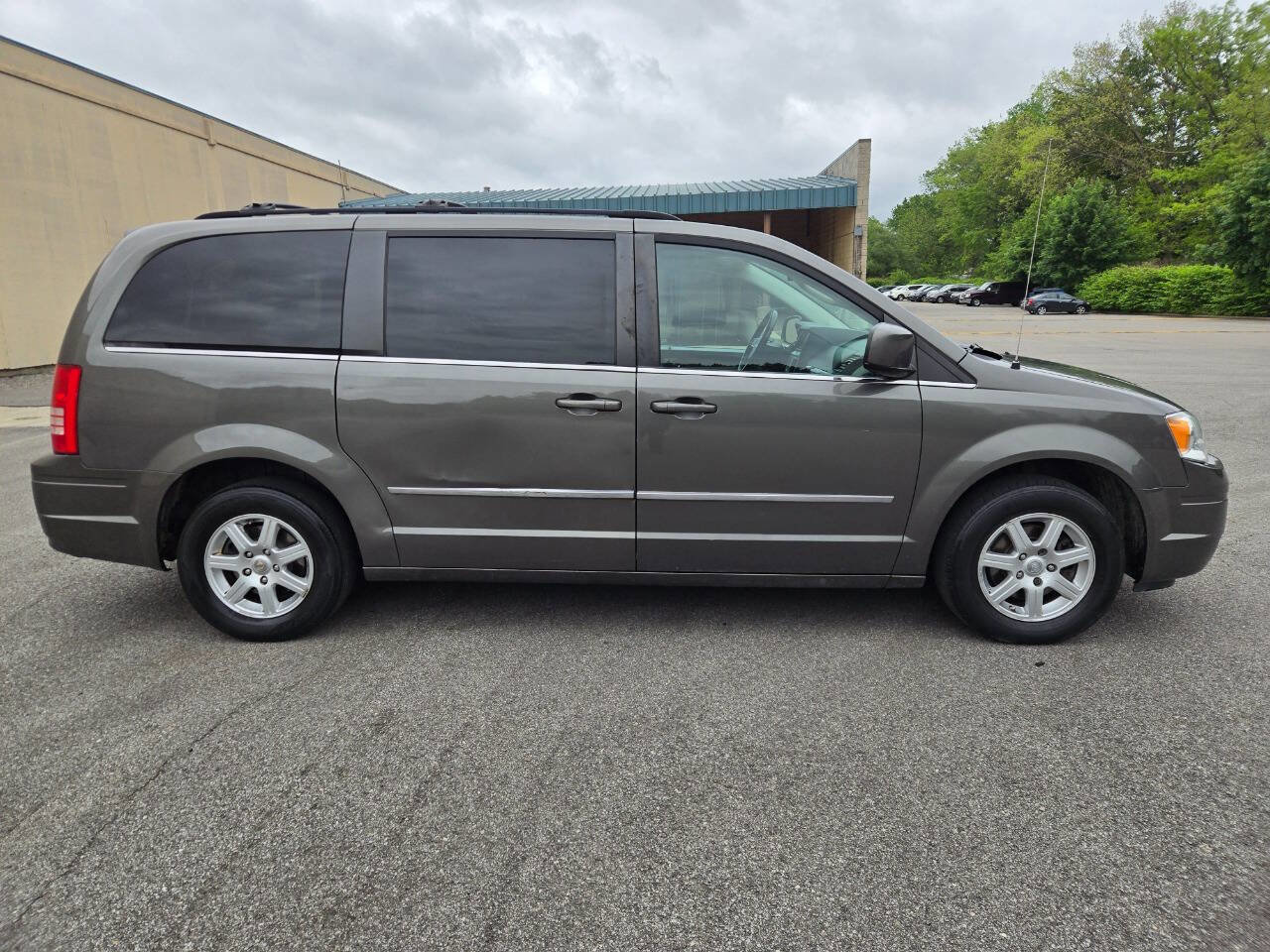 Used 2010 Chrysler Town & Country Touring Plus FWD image 12