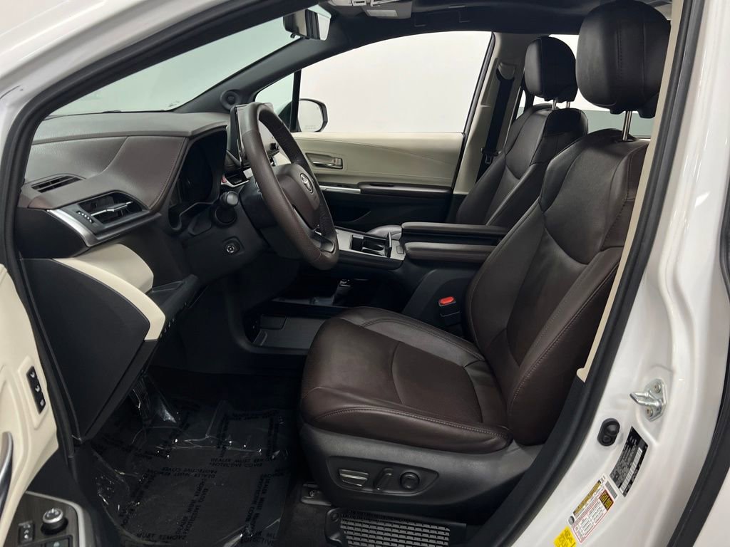 Used 2022 Toyota Sienna Platinum image 11