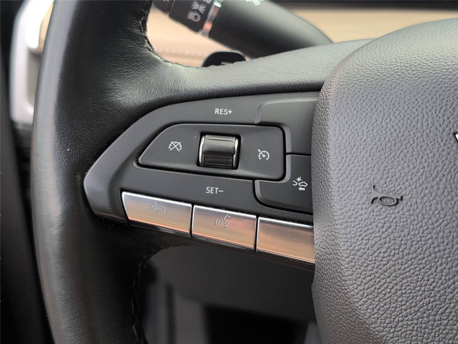 Used 2025 Cadillac XT4 Premium Luxury FWD image 26