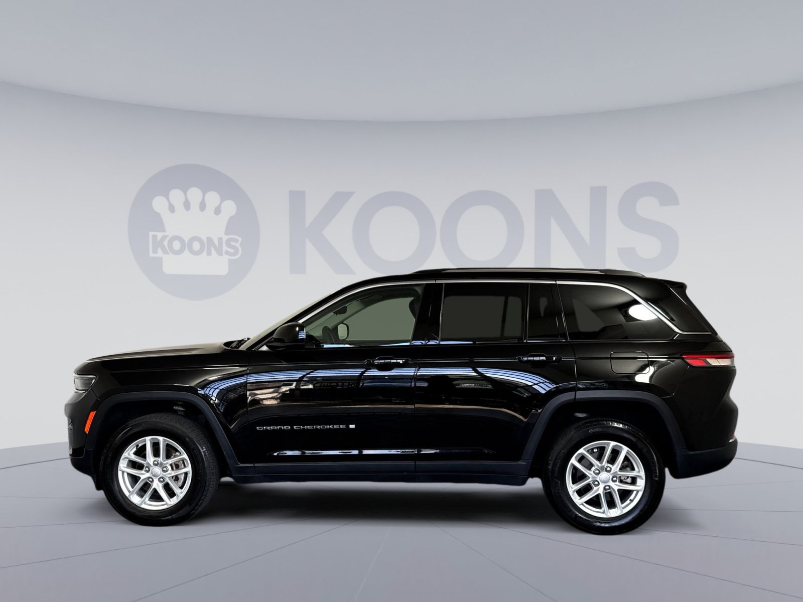 Used 2023 Jeep Grand Cherokee Laredo w/ Trailer Tow Prep Group (B) AWD/4WD image 2