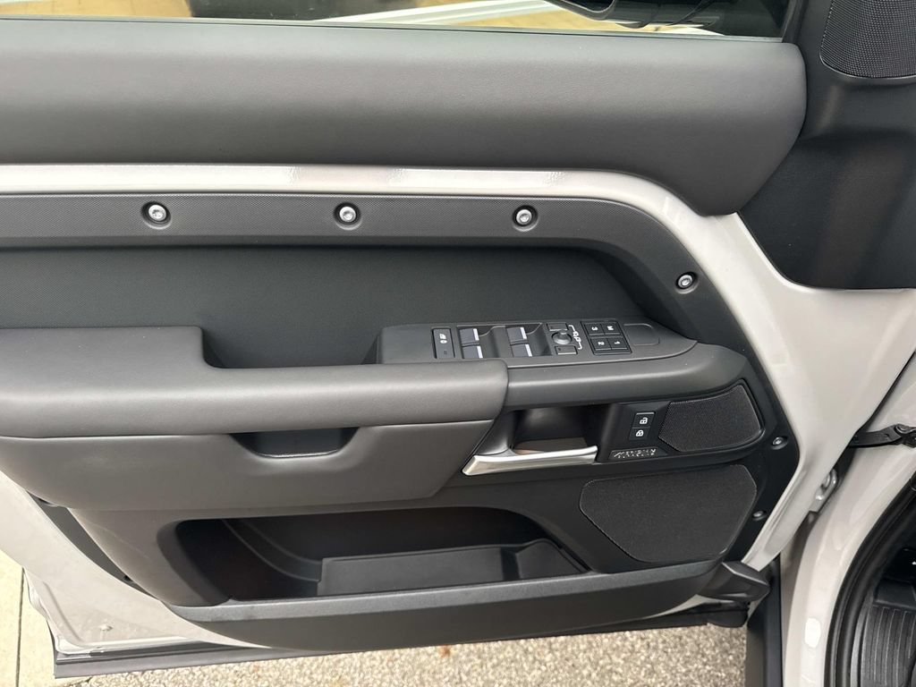 New 2026 Land Rover Defender 110 X-Dynamic SE AWD/4WD image 19