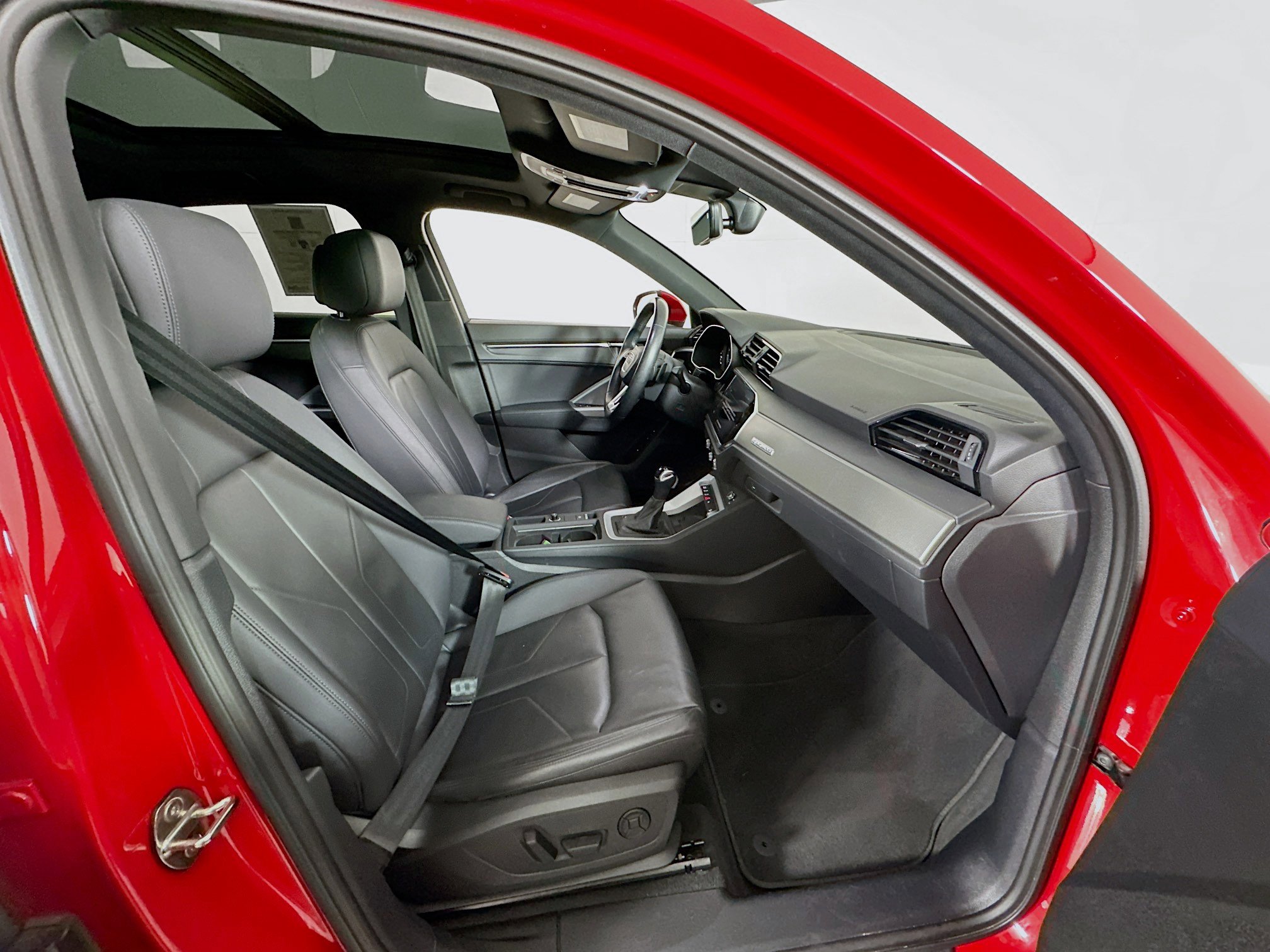 Used 2024 Audi Q3 2.0T Premium image 34