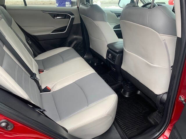 Used 2021 Toyota RAV4 XLE Premium image 11