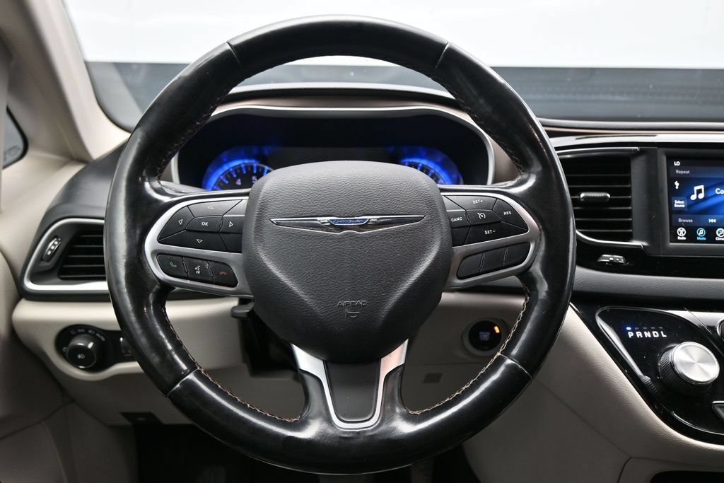 Used 2019 Chrysler Pacifica Touring-L FWD image 14