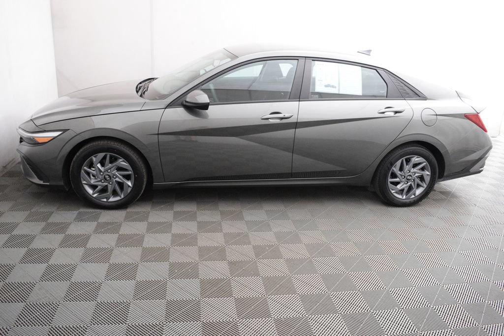 Used 2024 Hyundai Elantra Blue FWD image 8
