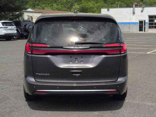 Used 2023 Chrysler Pacifica Touring-L FWD image 7