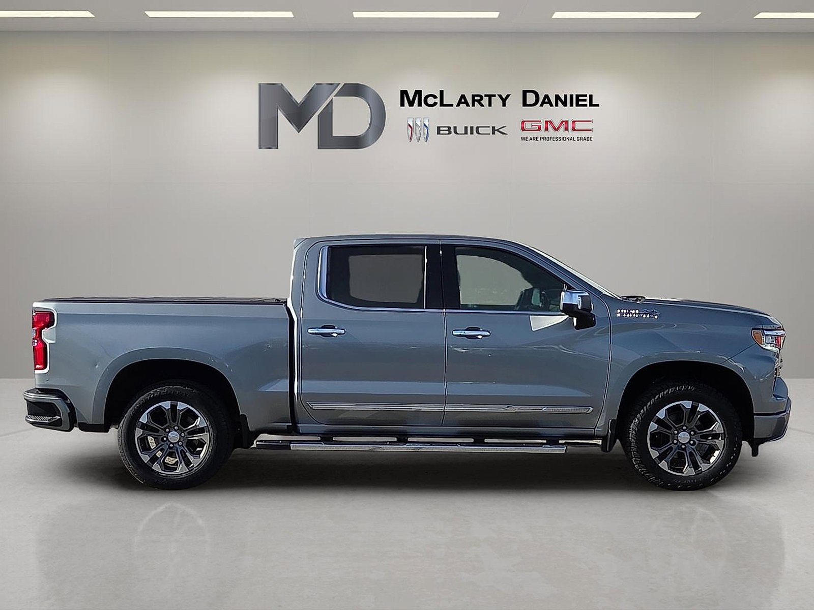 Used 2023 Chevrolet Silverado 1500 High Country w/ Technology Package image 6