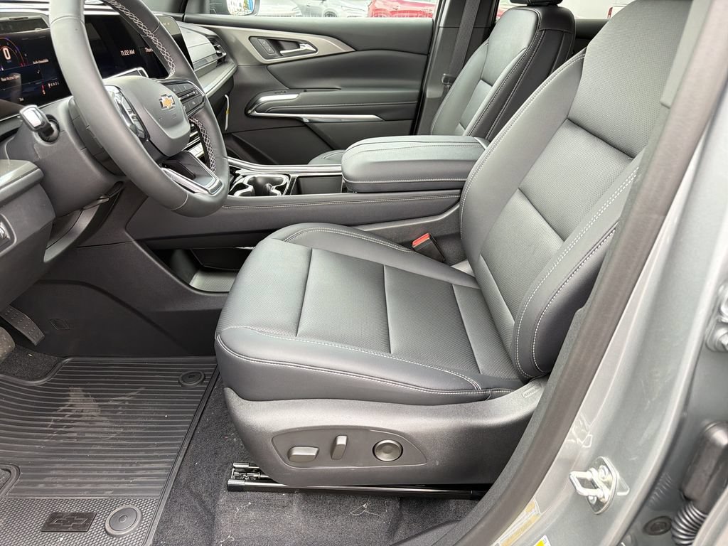 New 2026 Chevrolet Traverse LT w/ Sun and Wheel Package FWD image 23