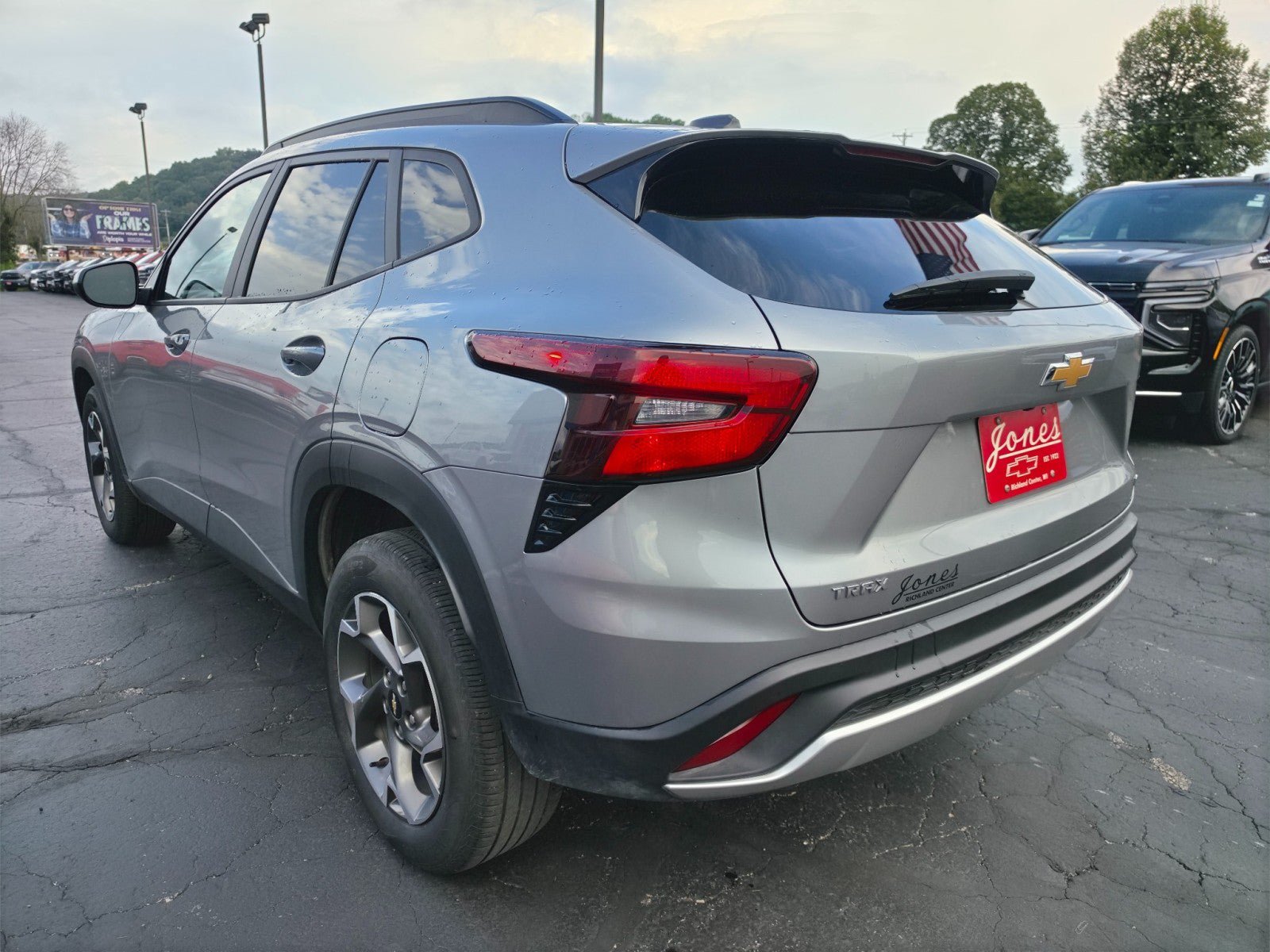 Used 2025 Chevrolet Trax LT w/ LT Convenience Package FWD image 3