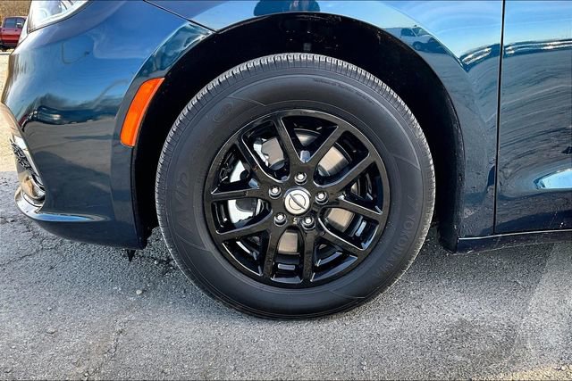 Used 2025 Chrysler Pacifica Select image 34